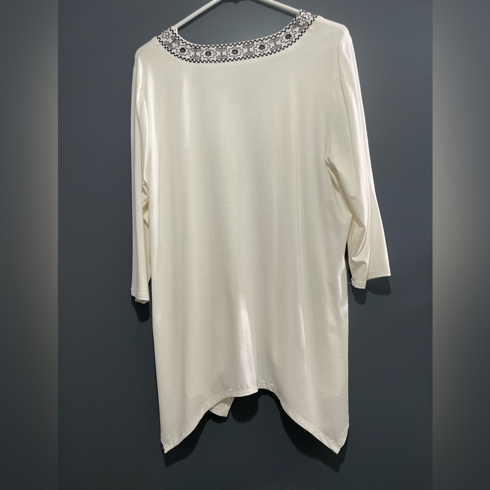 Adrianna Papell Tops/Adrianna Papell Embroidered shirt 1X white and Black - Picture 3 of 8